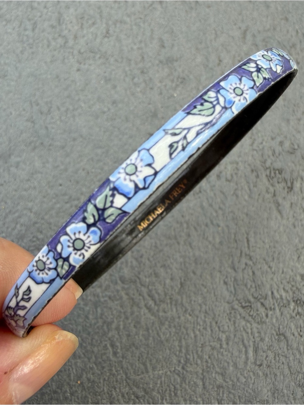 VINTAGE MICHAELA FREY BLUE WHITE ENAMEL FLOWERS FLOWER ENAMEL BANGLE BRACELET
